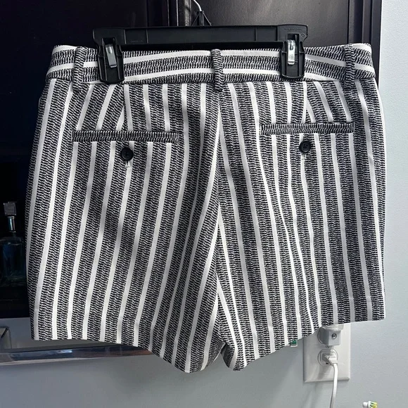 Banana Republic Black and White Shorts size 6 - Picture 3 of 5